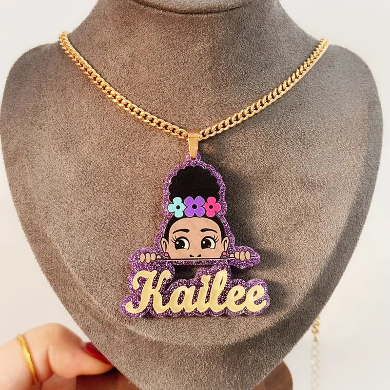 COLLAR NOMBRE CON MUÑECA ACRILICO
