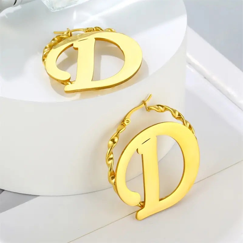 ARETES HOOPS ENTORCHADO CON INICIAL