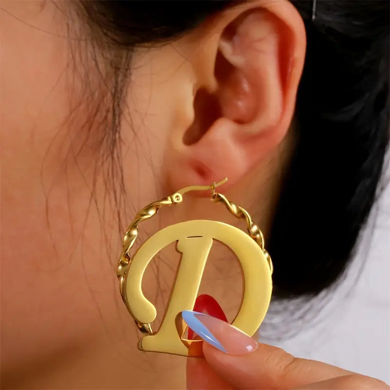 ARETES HOOPS ENTORCHADO CON INICIAL