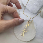 COLLAR CON NOMBRE VERTICAL EN MAYUSCULAS