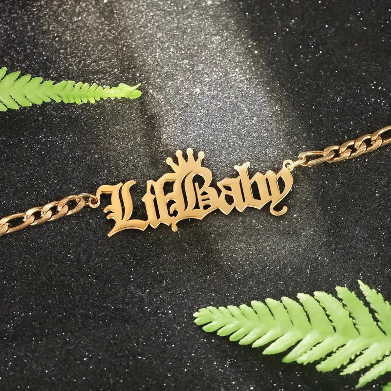 COLLAR CON NOMBRE CON CORONA MAYUSCULAS OLD ENGLISH