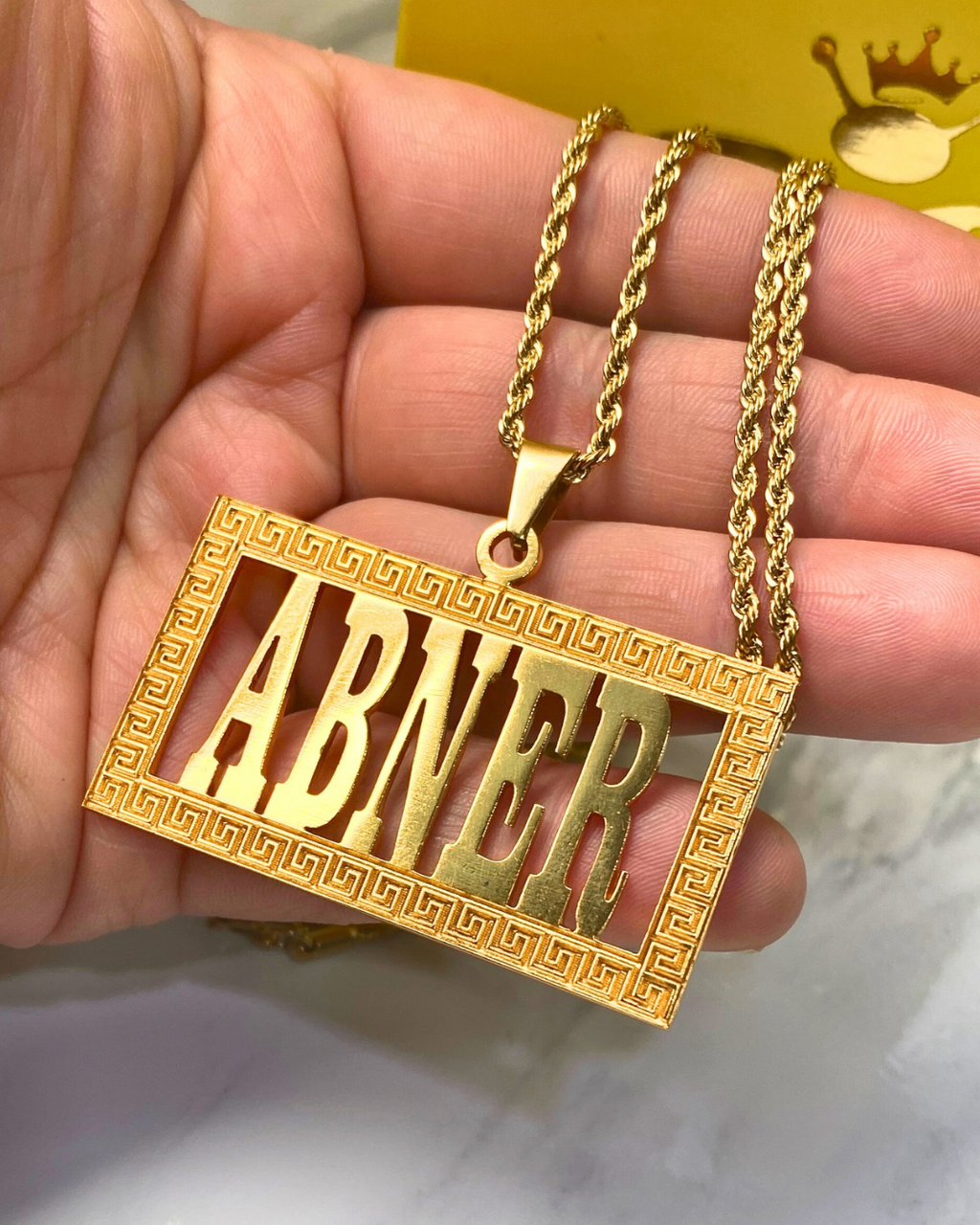 COLLAR PLACA MEDIANA CON NOMBRE CALADO