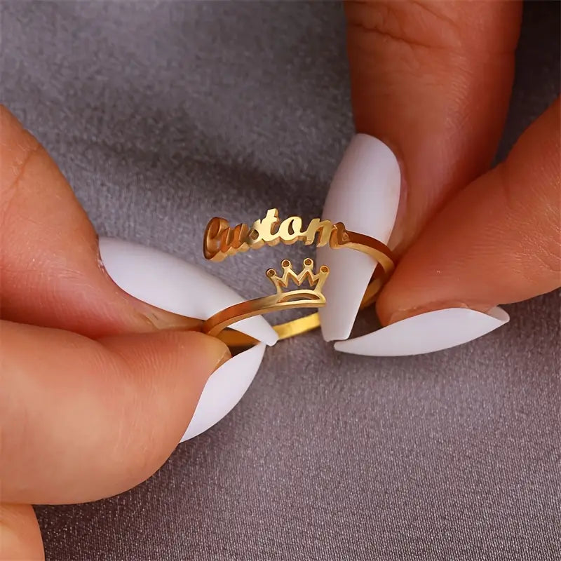 ANILLO CON NOMBRE Y CORONA