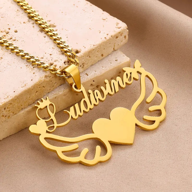 COLLAR CON NOMBRE CON MARCO DE ALAS Y CORAZON