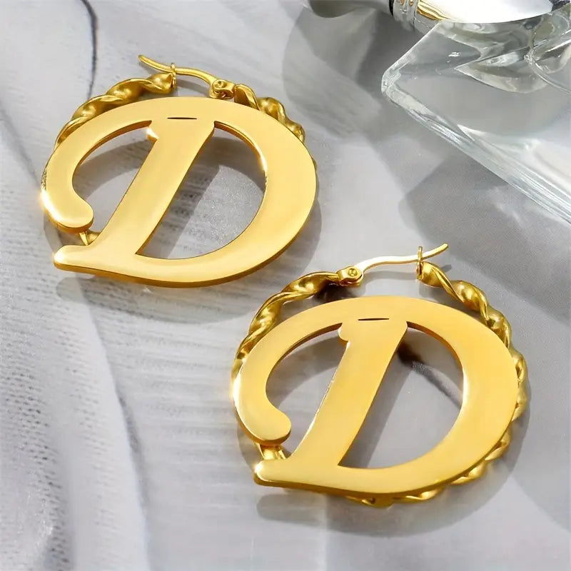 ARETES HOOPS ENTORCHADO CON INICIAL