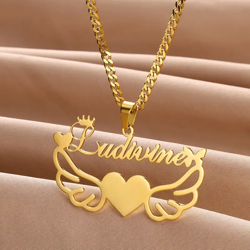 COLLAR CON NOMBRE CON MARCO DE ALAS Y CORAZON