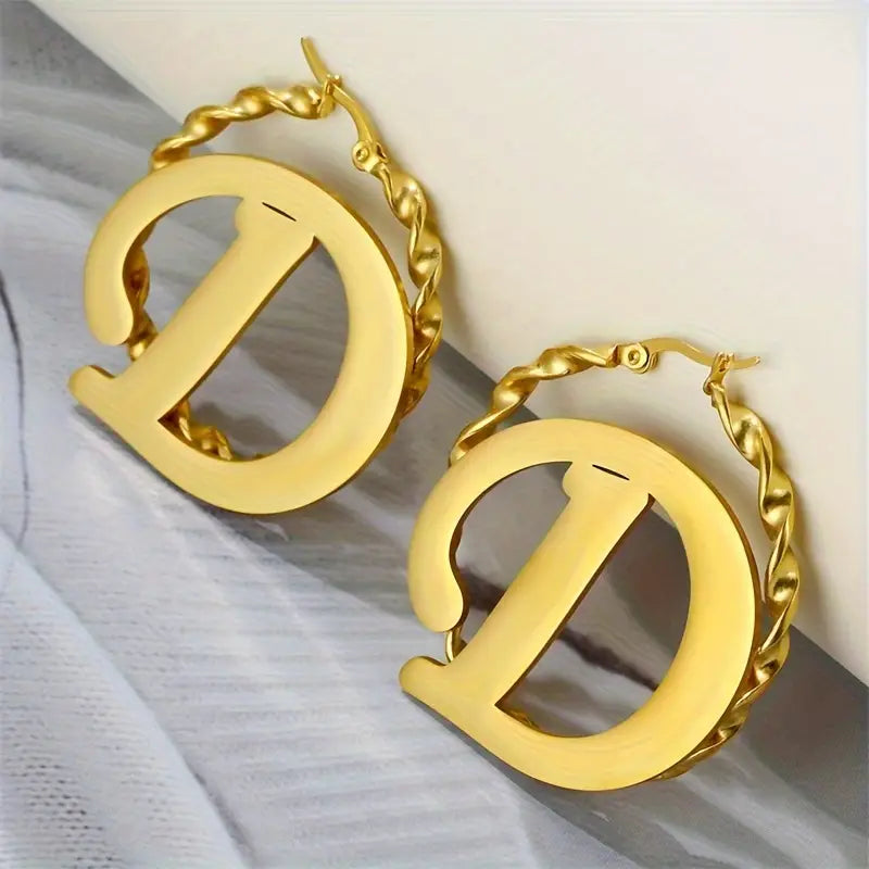 ARETES HOOPS ENTORCHADO CON INICIAL
