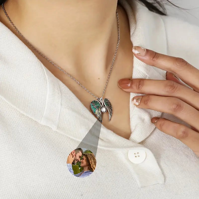 PRE ORDEN - COLLAR RELICARIO ALAS CON FOTO PROYECCION