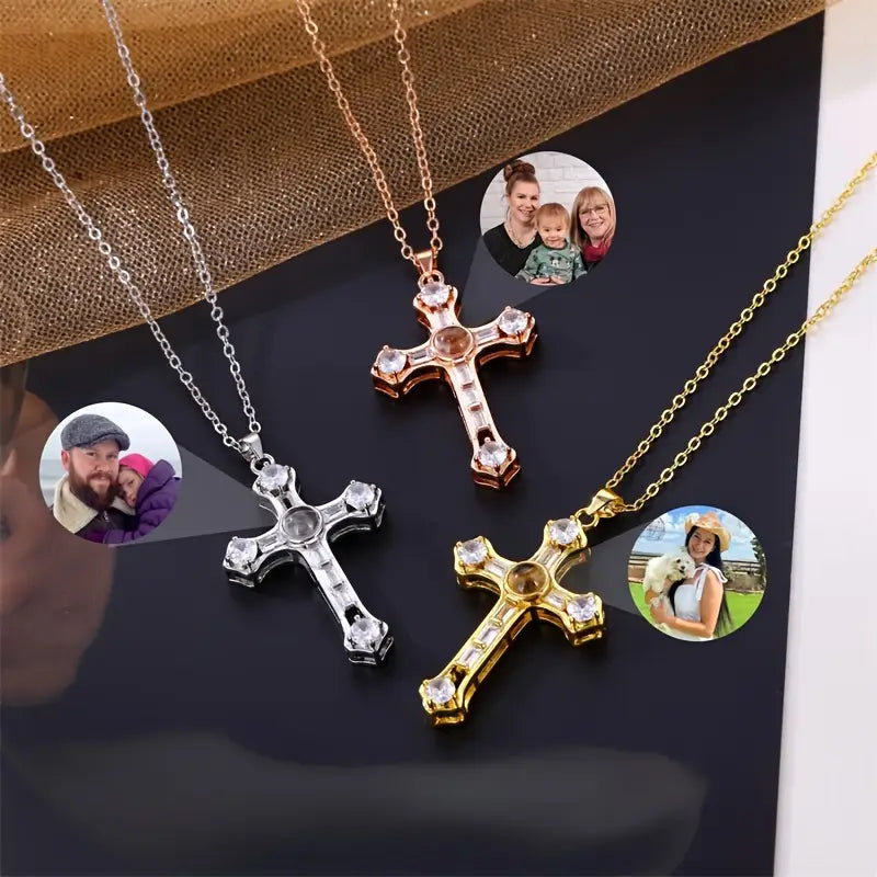 PRE ORDEN - COLLAR CRUZ CIRCONES CON FOTO PROYECCION