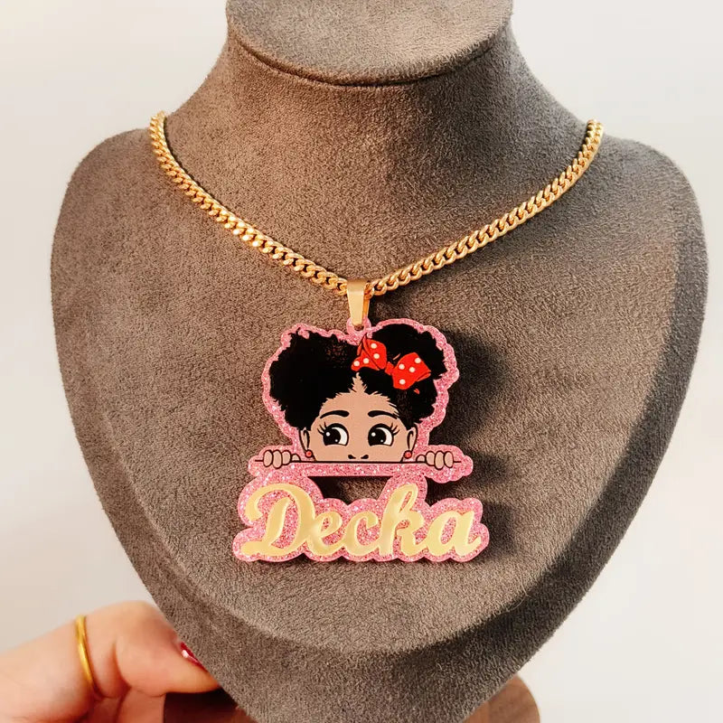 COLLAR NOMBRE CON MUÑECA ACRILICO