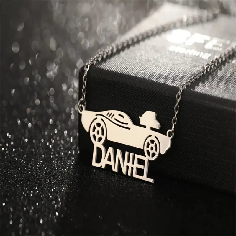 COLLAR CON NOMBRE Y DIBUJO DE AUTO