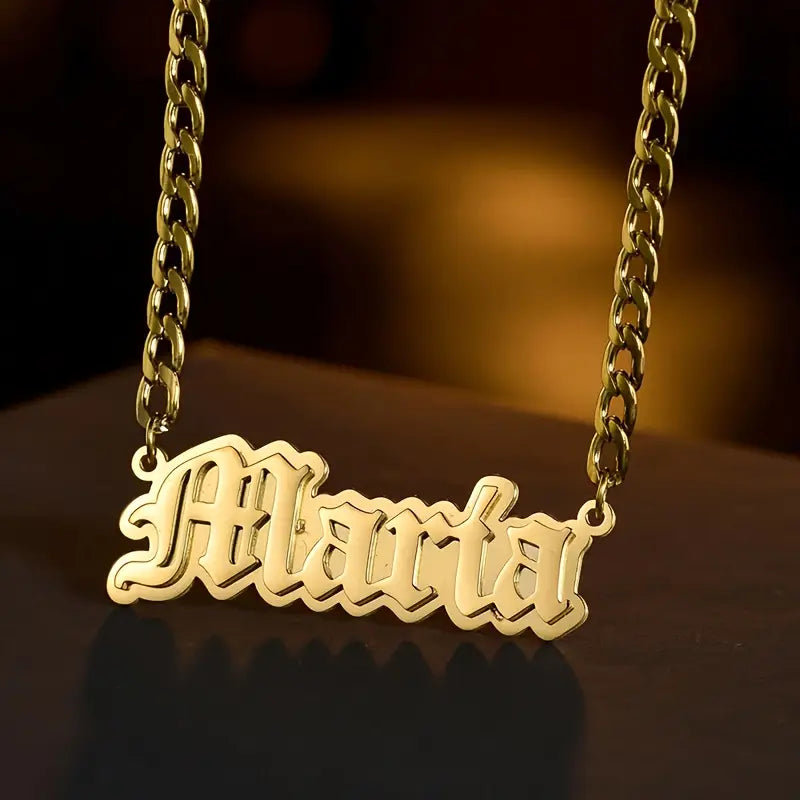 COLLAR NOMBRE DOBLE CAPA LETRA OLD ENGLISH