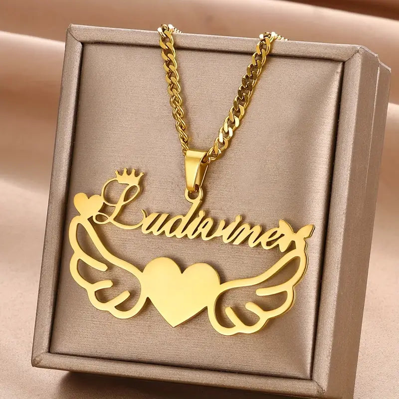 COLLAR CON NOMBRE CON MARCO DE ALAS Y CORAZON