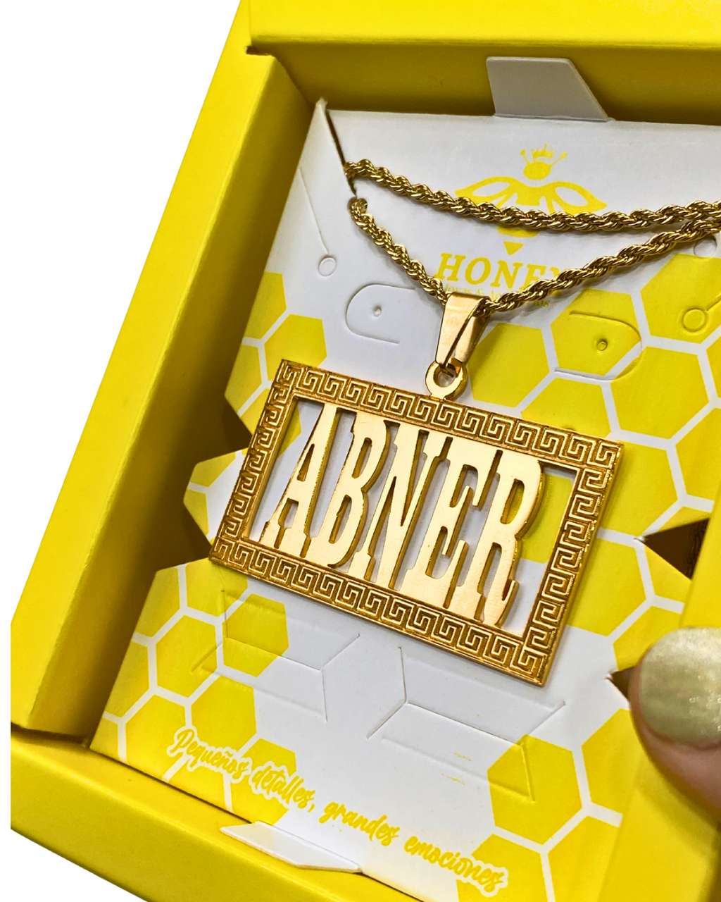 COLLAR PLACA MEDIANA CON NOMBRE CALADO