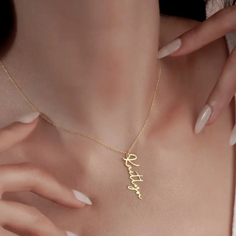 COLLAR CLASICO CON NOMBRE VERTICAL