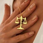 COLLAR CON NOMBRE Y BALANZA DE JUSTICIA