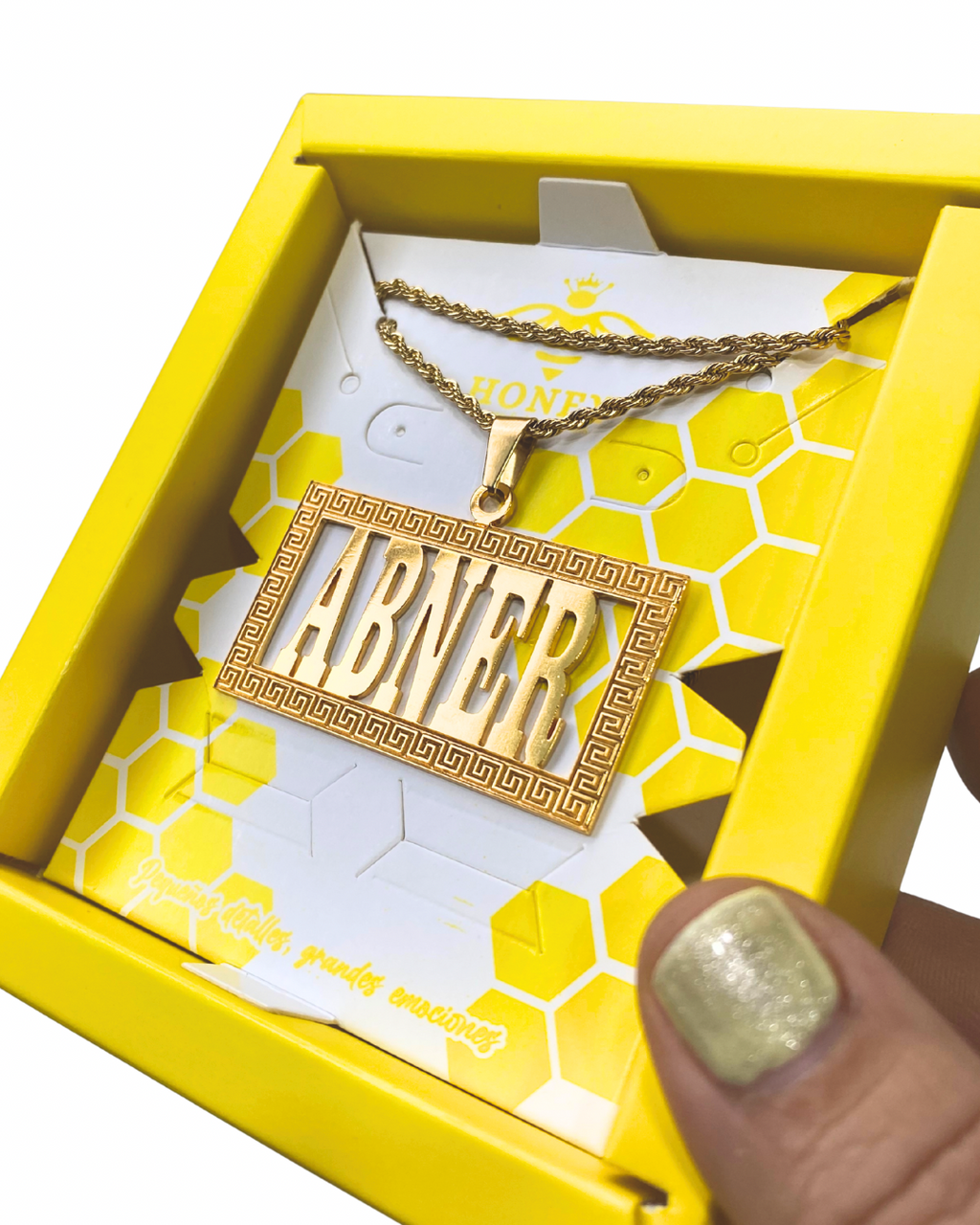 COLLAR PLACA MEDIANA CON NOMBRE CALADO