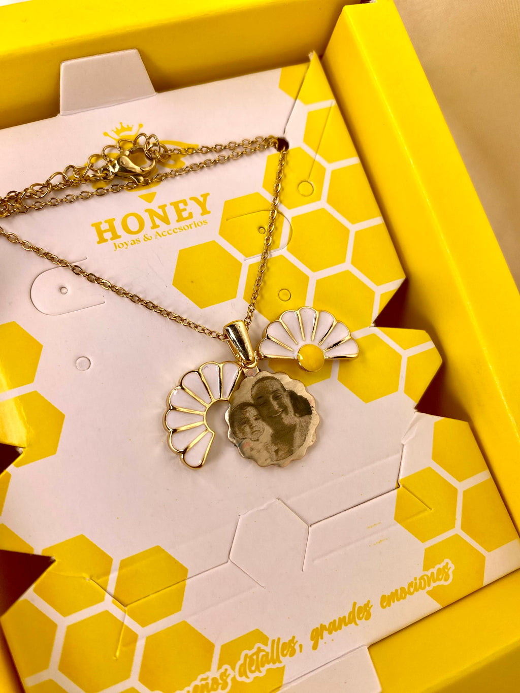 COLLAR RELICARIO MARGARITA