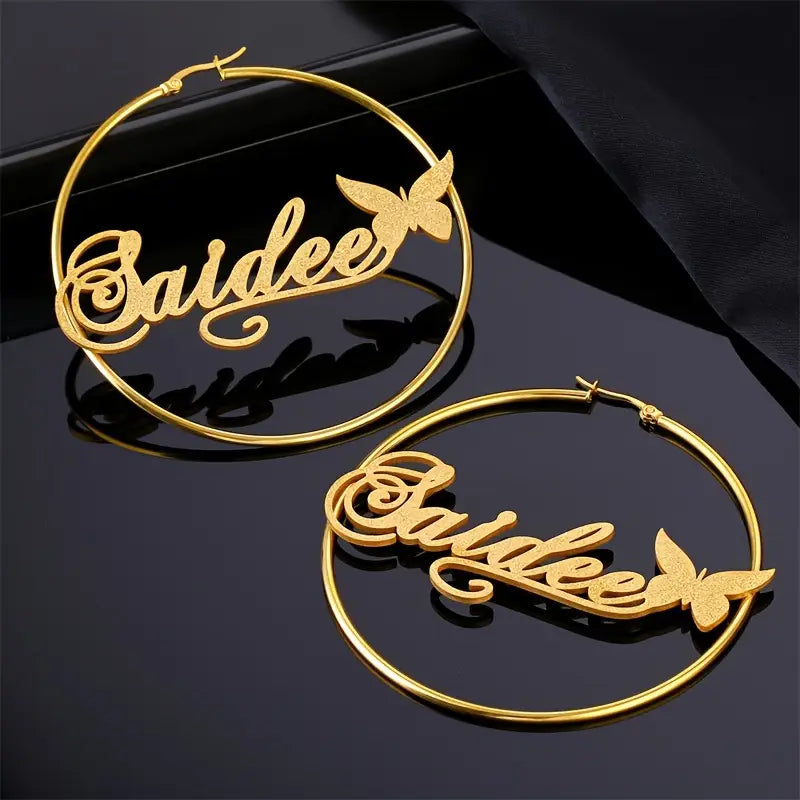 ARETES HOOPS CON NOMBRE Y MARIPOSAS