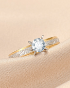 ANILLO DE PROMESA ESCARCHADO CON BISEL DORADO