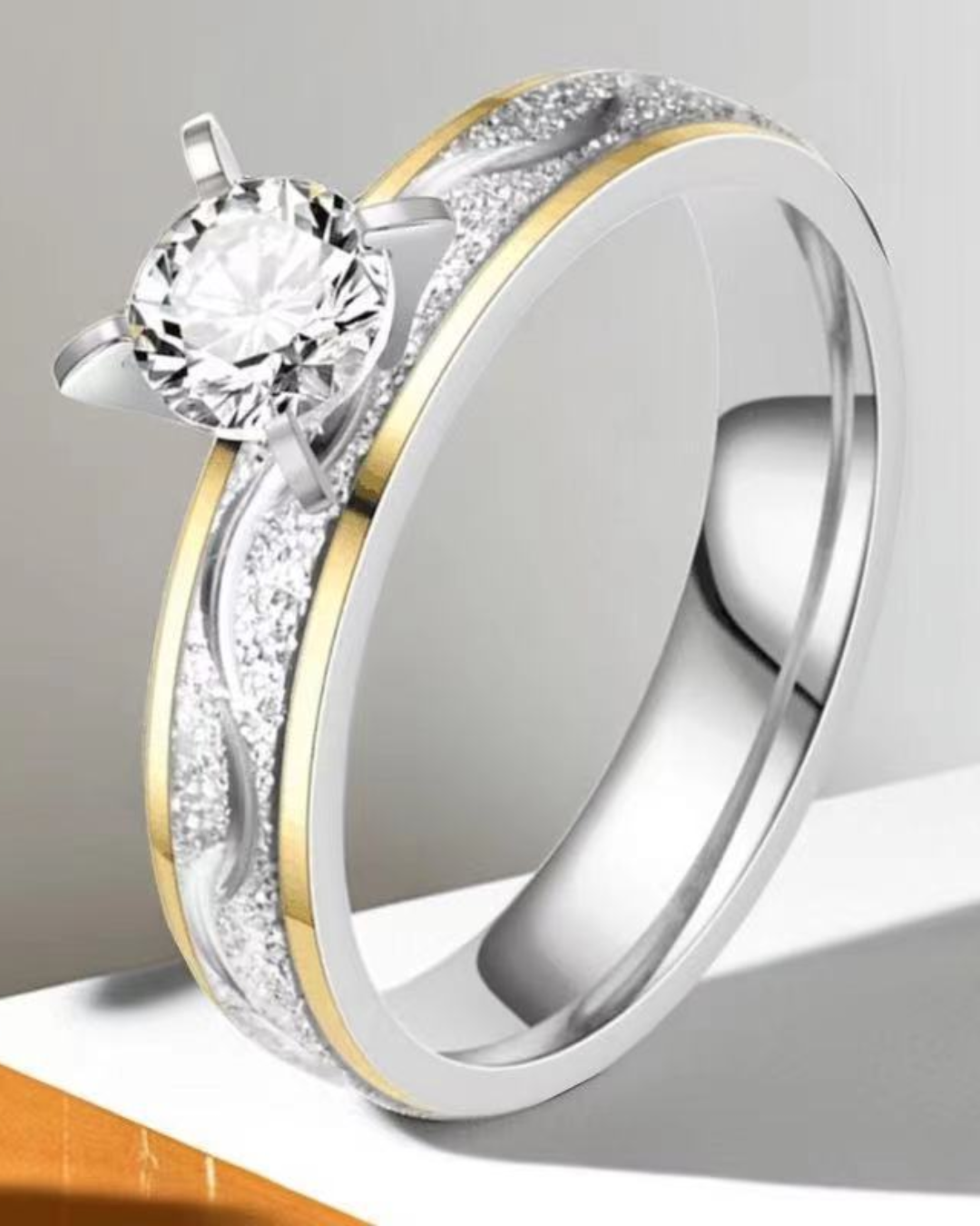 ANILLO DE PROMESA ESCARCHADO CON BISEL DORADO