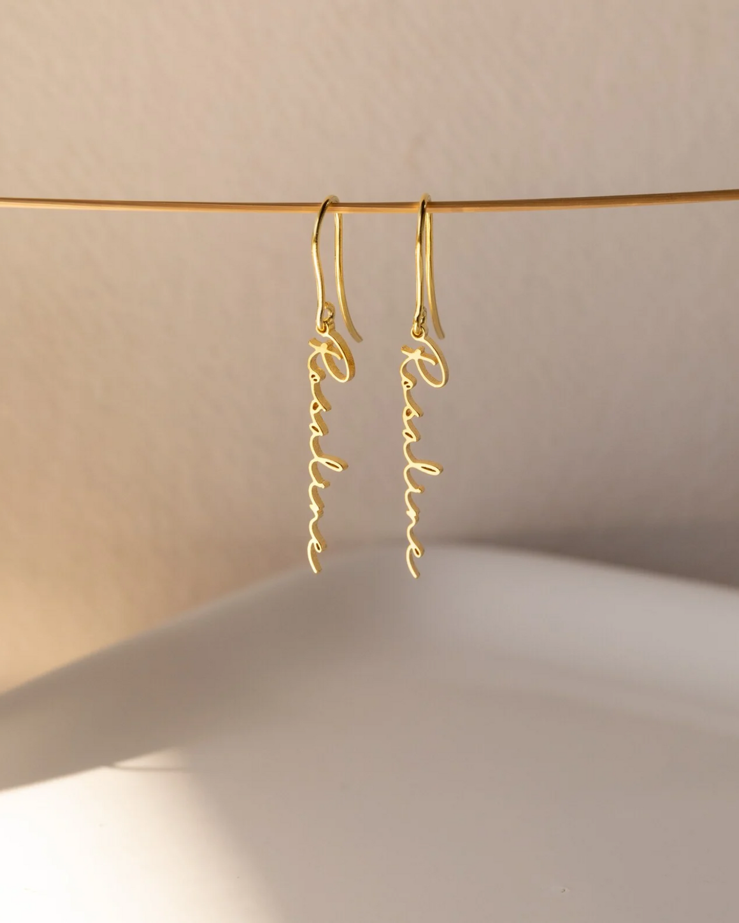 PENDIENTES COLGANTES MINIMALISTAS CON NOMBRE