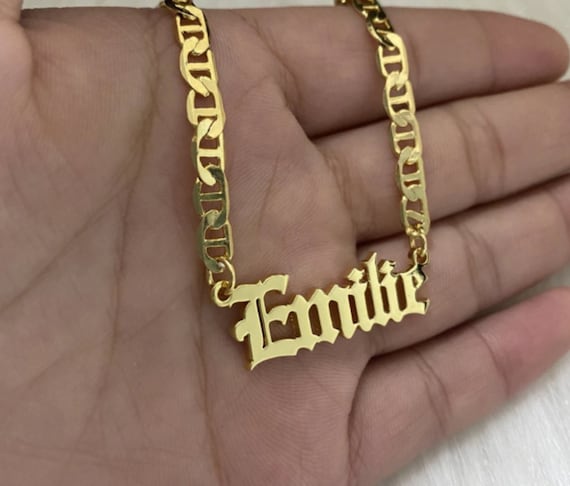 Ketting met naam in hoofdletters en dikke ketting