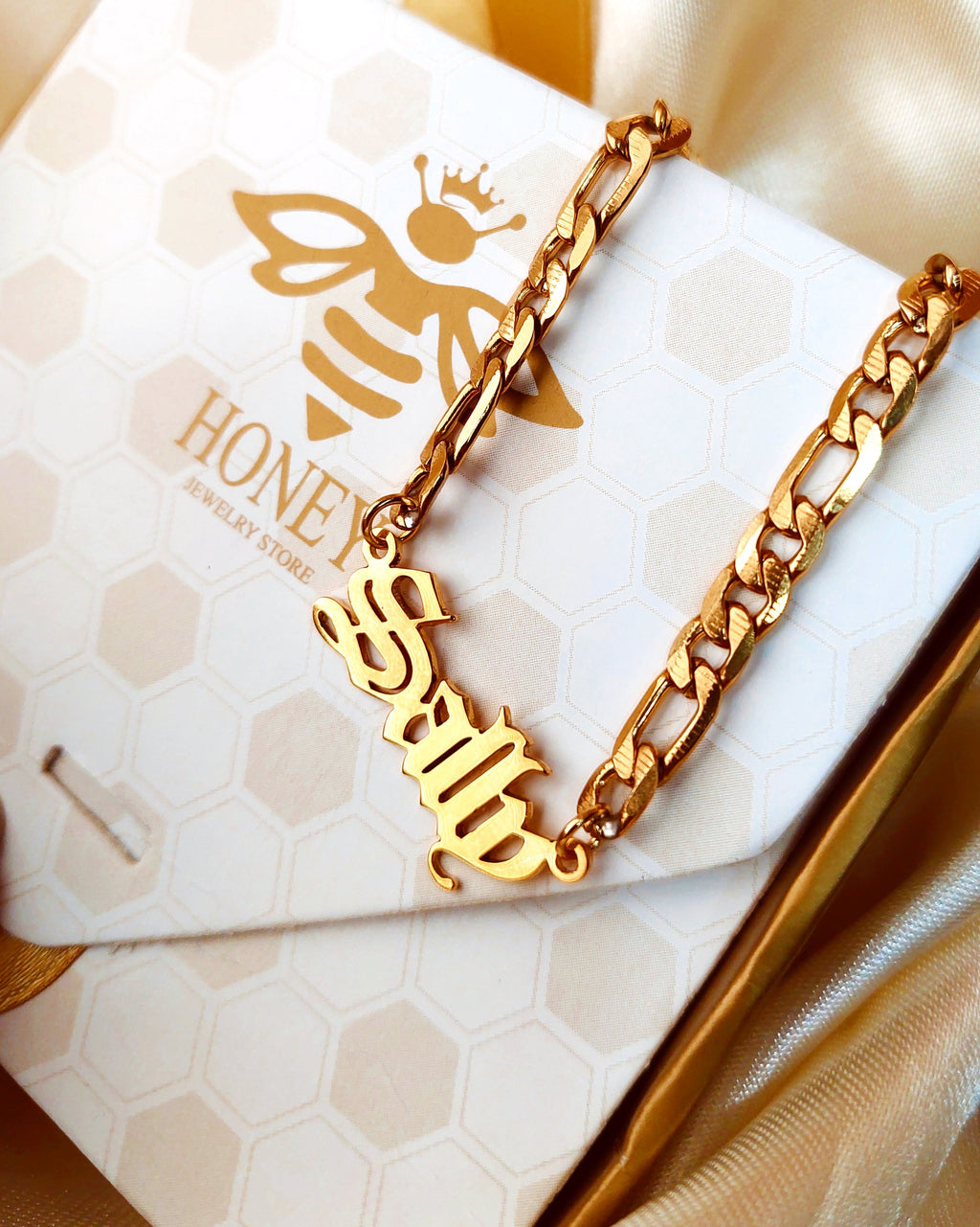 Ketting met naam in hoofdletters en dikke ketting