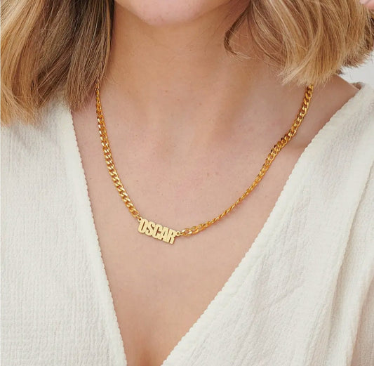 Collar femenino con nombre en mayúsculas y cadena gruesa