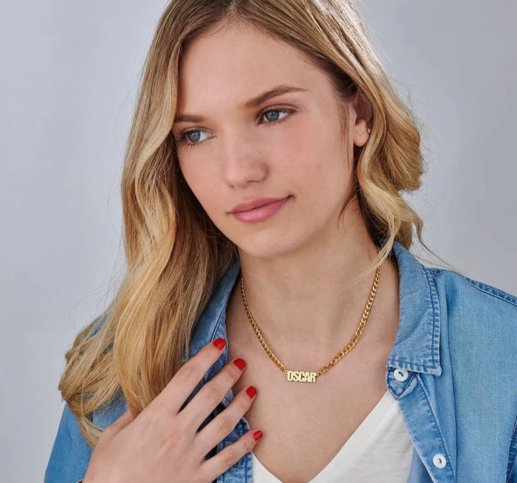 Ketting met naam in hoofdletters en dikke ketting