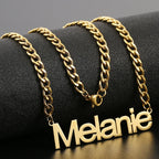 Ketting met naam in hoofdletters en dikke ketting