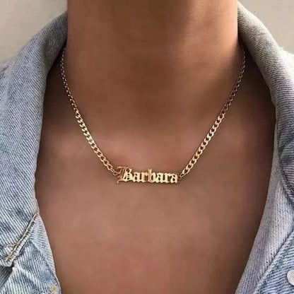 Collar masculino con nombre en mayúsculas y cadena gruesa