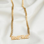 Ketting met naam in hoofdletters en dikke ketting