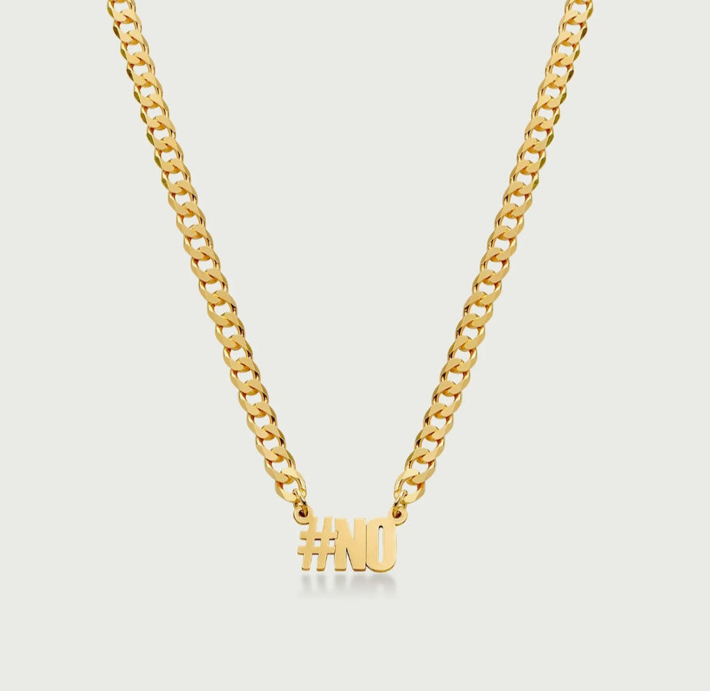 Ketting met naam in hoofdletters en dikke ketting