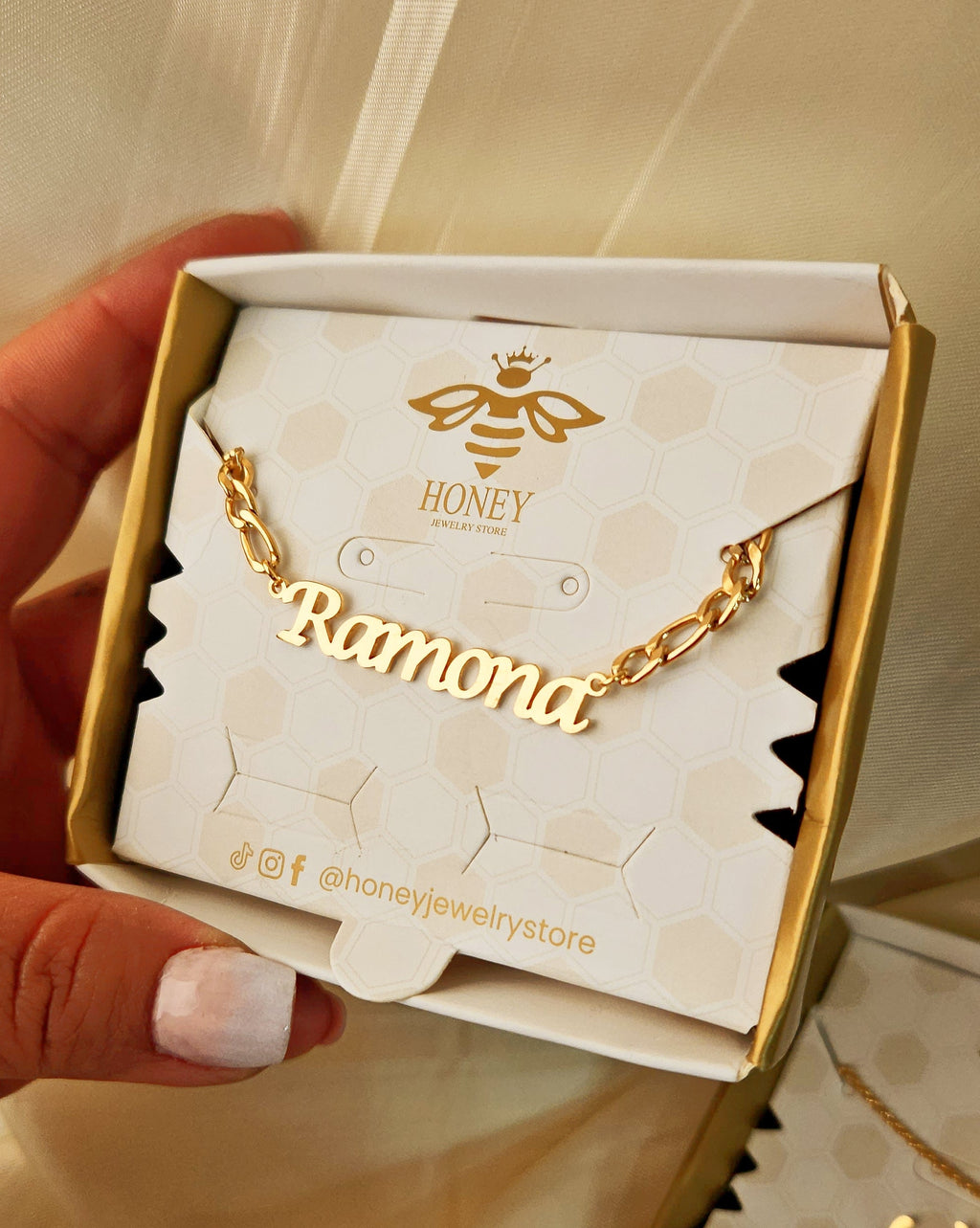 Ketting met naam in hoofdletters en dikke ketting