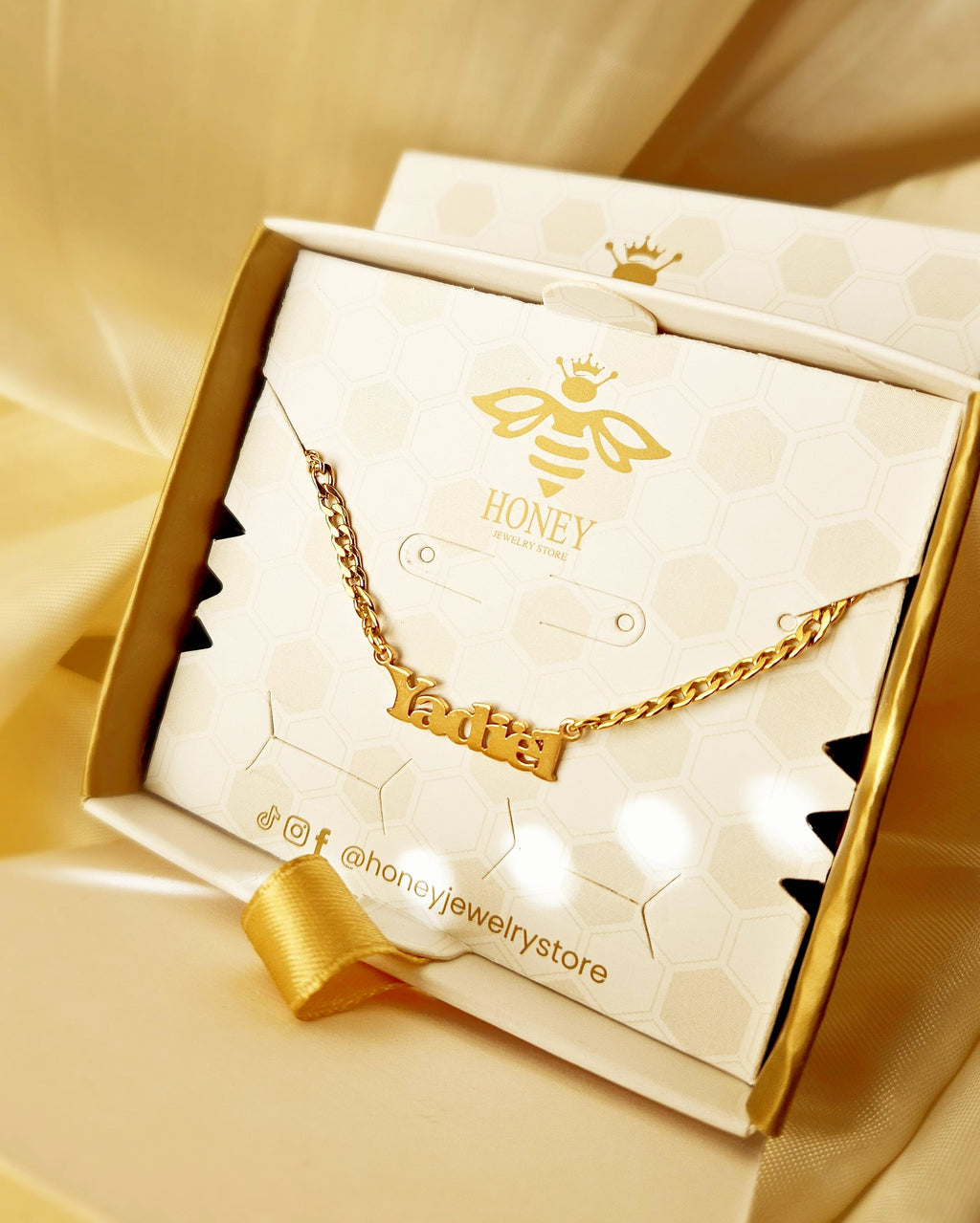 Ketting met naam in hoofdletters en dikke ketting