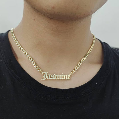 Collar masculino con nombre en mayúsculas y cadena gruesa