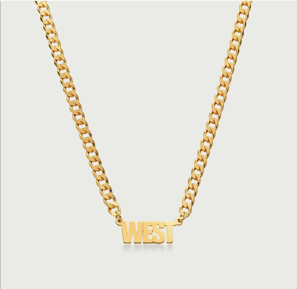 Ketting met naam in hoofdletters en dikke ketting