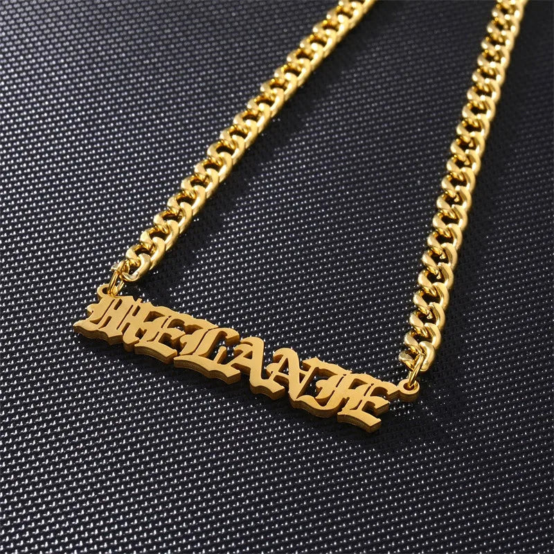 Ketting met naam in hoofdletters en dikke ketting