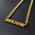 Ketting met naam in hoofdletters en dikke ketting