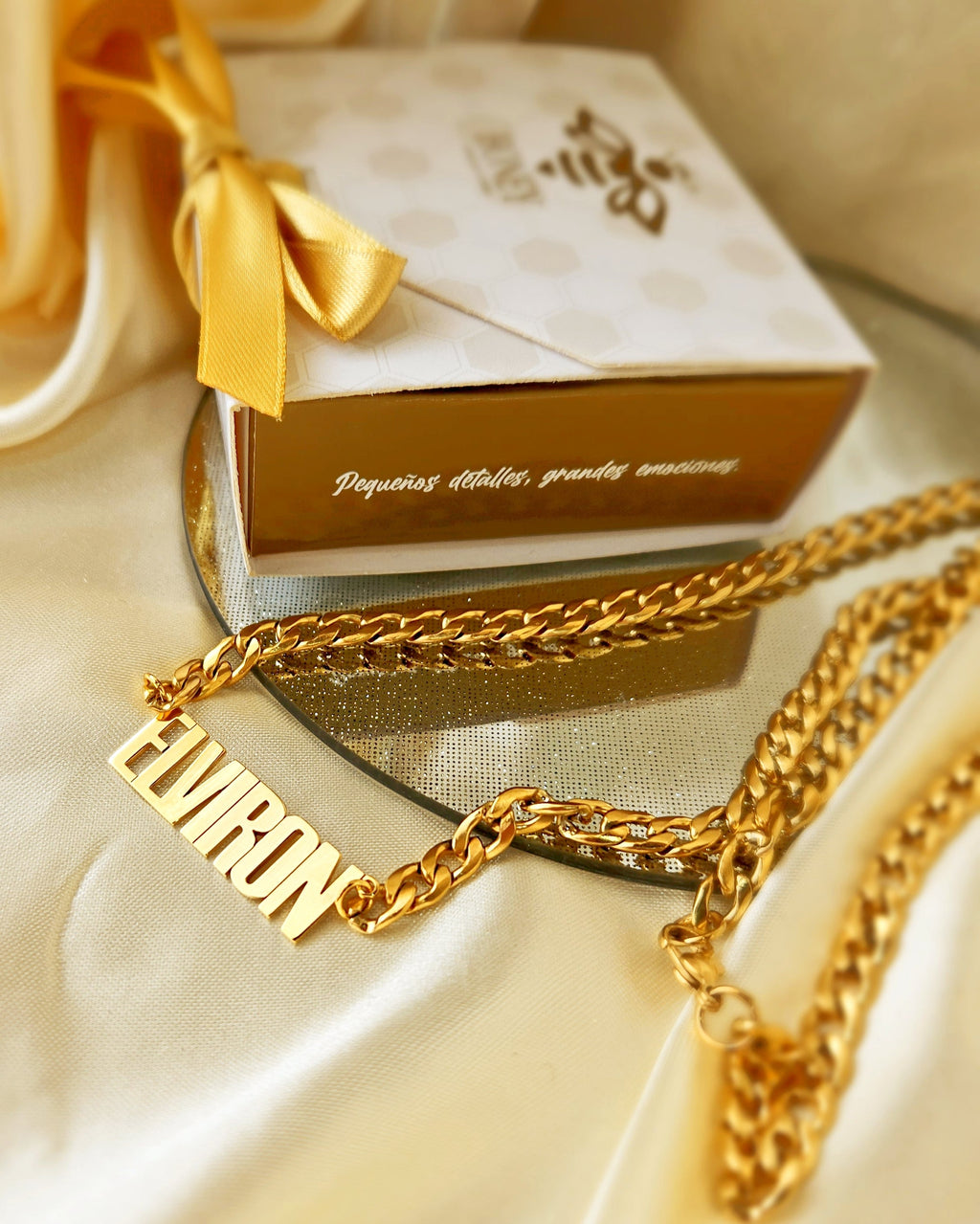 Ketting met naam in hoofdletters en dikke ketting