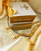 Ketting met naam in hoofdletters en dikke ketting