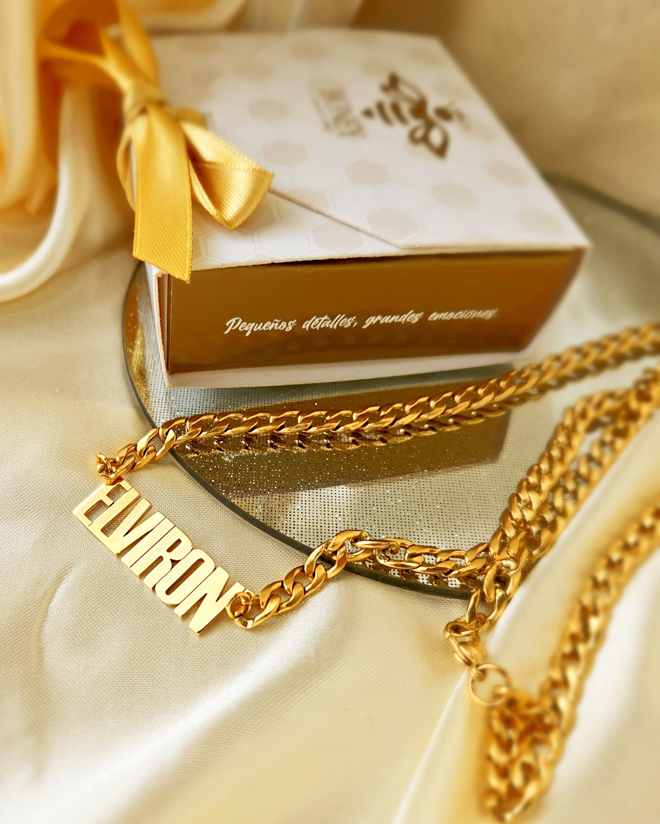 COLLAR CON NOMBRE EN MAYUSCULAS + CADENA GRUESA