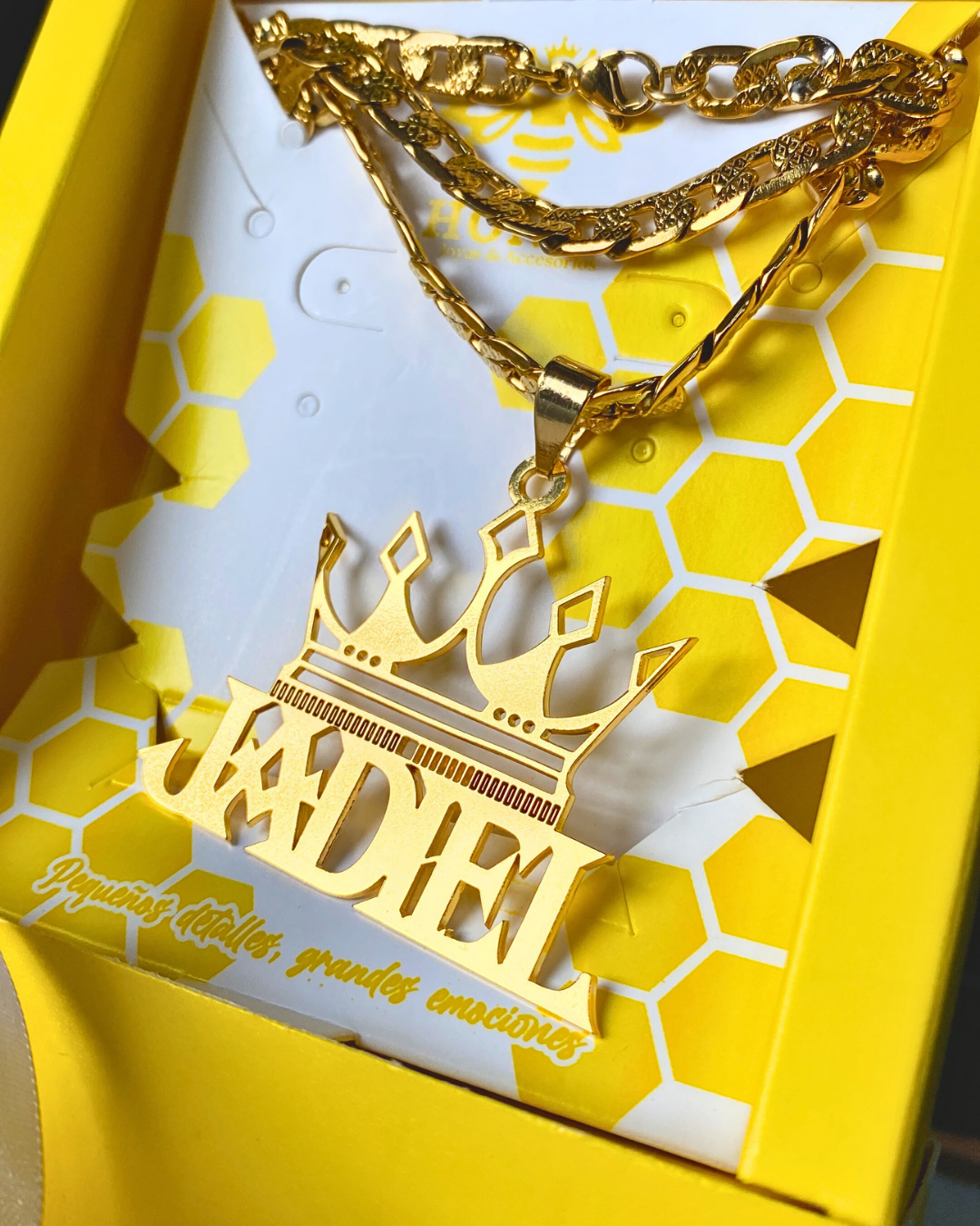 COLLAR CON CON NOMBRE Y CORONA DE REY