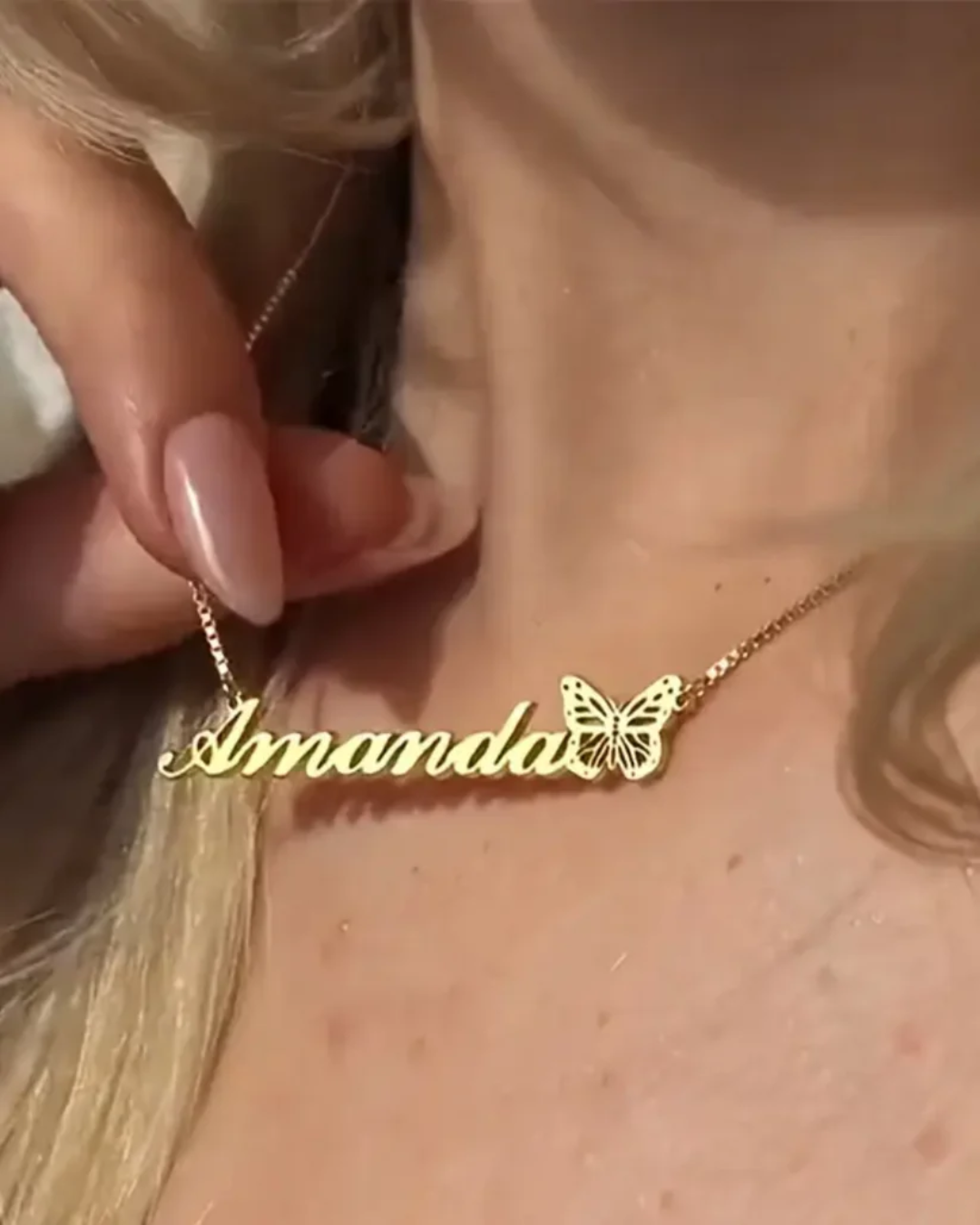COLLAR CON NOMBRE Y MARIPOSA MONARCA