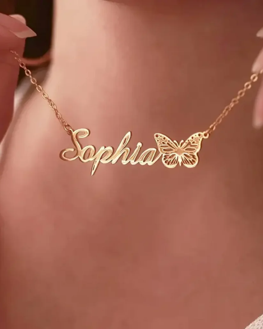 COLLAR CON NOMBRE Y MARIPOSA MONARCA