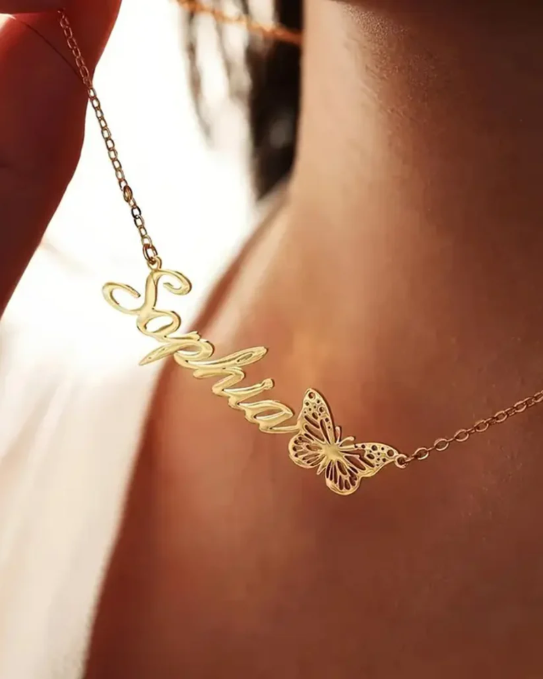 COLLAR CON NOMBRE Y MARIPOSA MONARCA