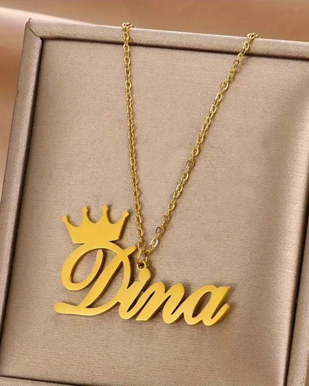 COLLAR CON NOMBRE Y CORONA EN INICIAL