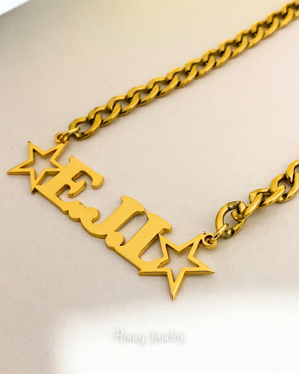 COLLAR CON NOMBRE MAYUSCULAS CON ESTRELLAS