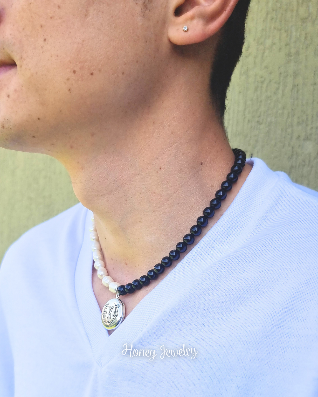 COLLAR RELICARIO CON PERLAS + PIEDRA ÓNIX